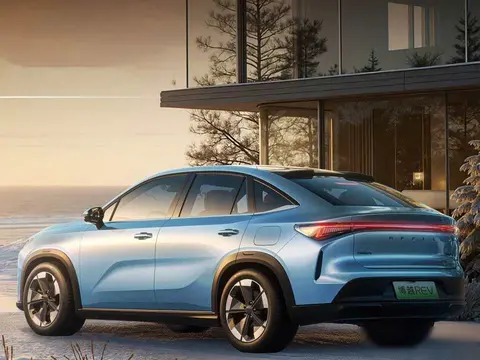 增程车逆袭，多挡混动成孤勇，李想预言成真？